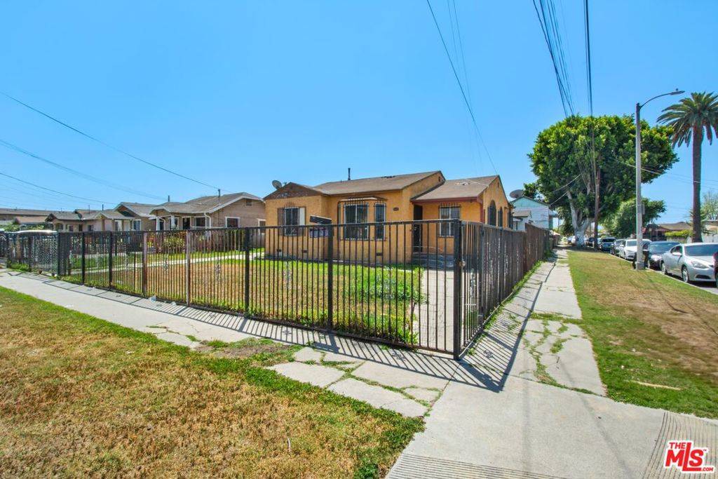 Los Angeles, CA 90003,160 W 102nd ST