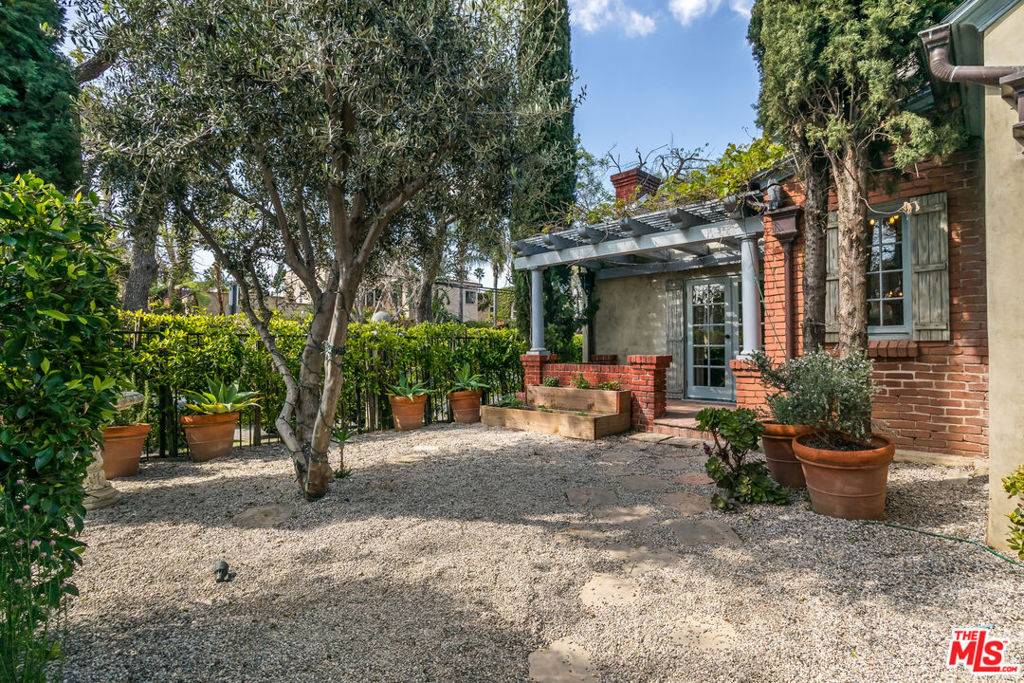 Los Angeles, CA 90036,601 N Orange ST