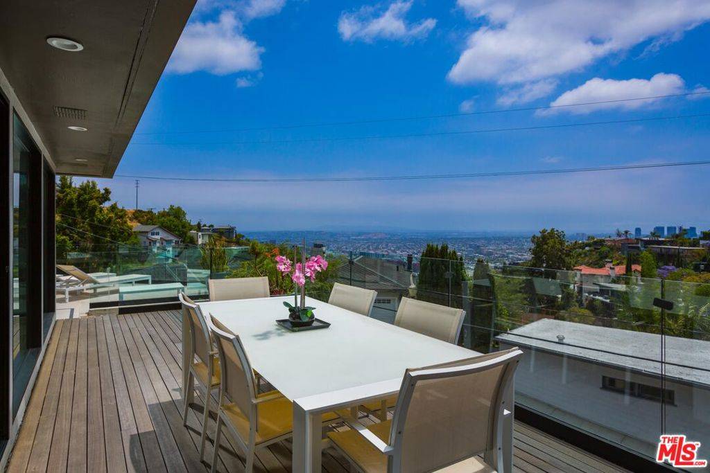 Los Angeles, CA 90069,1653 Sunset Plaza DR