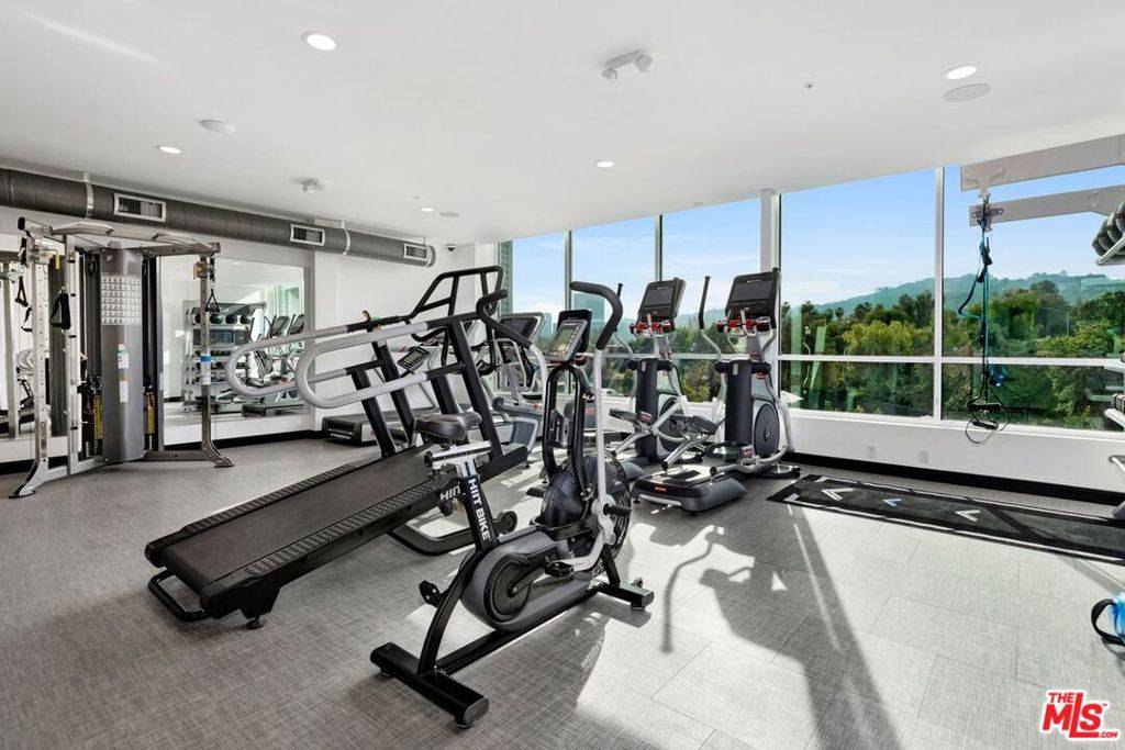 Los Angeles, CA 91602,11036 Moorpark ST #220