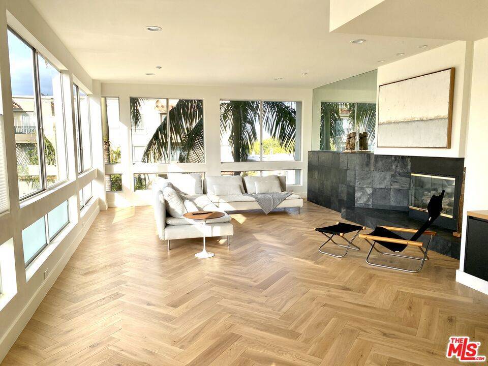 Los Angeles, CA 90064,2237 S Bentley AVE #302