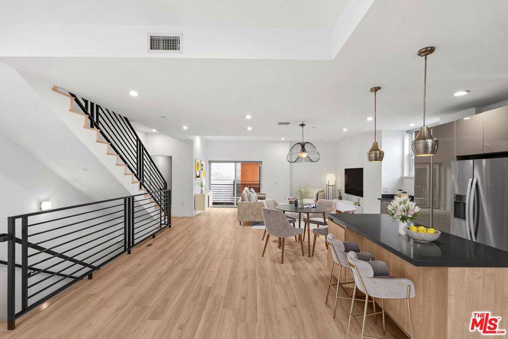 Los Angeles, CA 90035,6066 Pickford ST