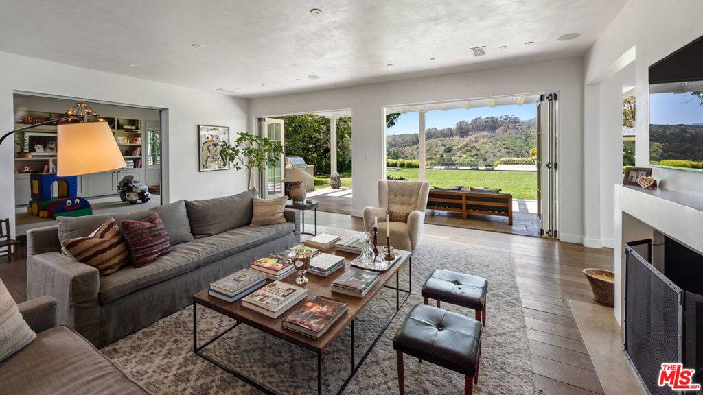 Pacific Palisades, CA 90272,1319 AMALFI DR