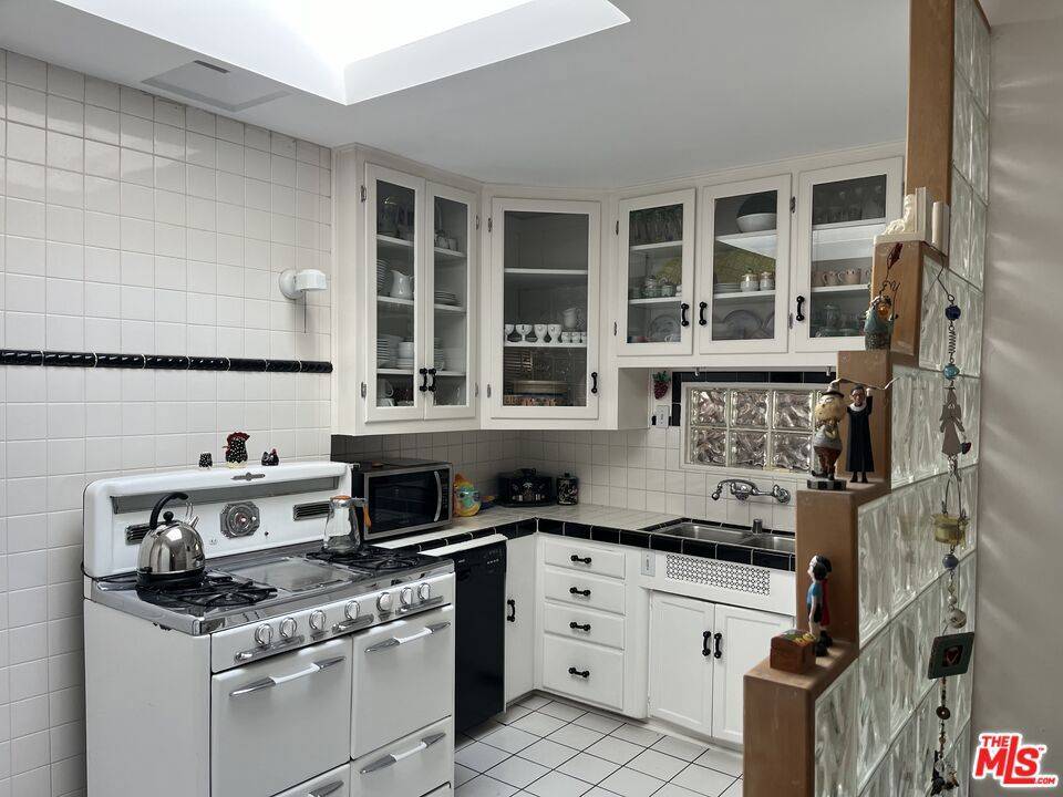 West Hollywood, CA 90046,1030 N La Jolla AVE