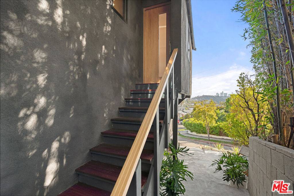 Los Angeles, CA 90065,3404 Glenalbyn DR