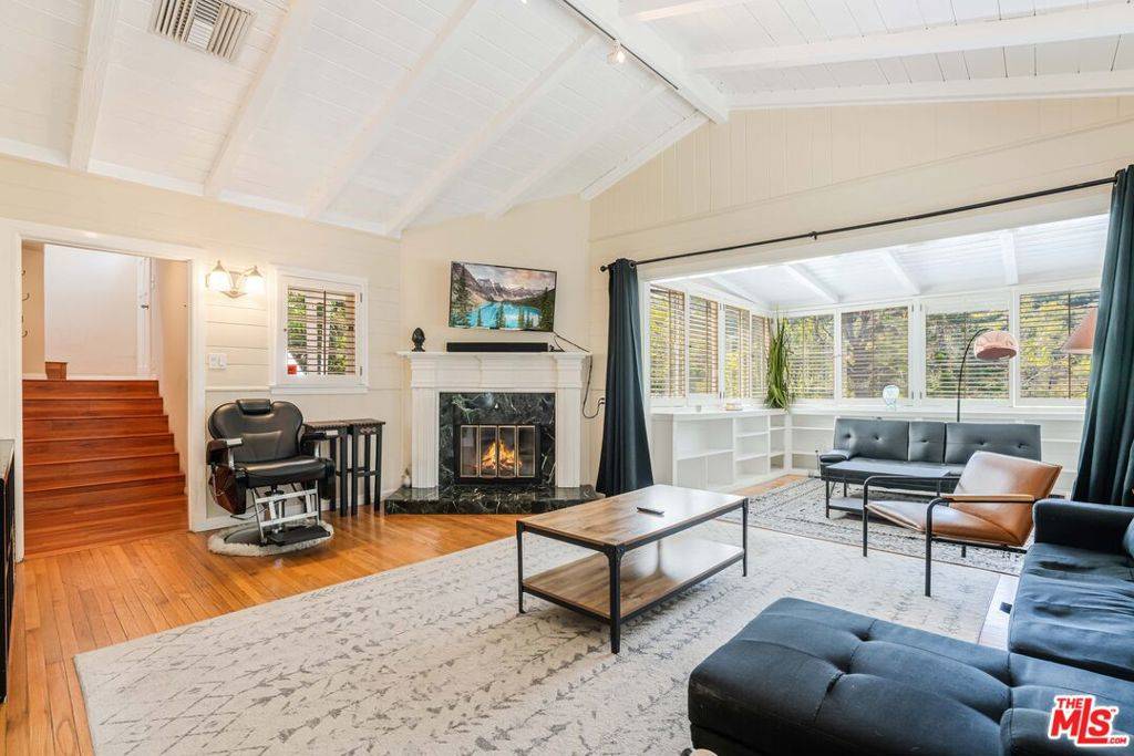Los Angeles, CA 90077,10306 Seabury LN