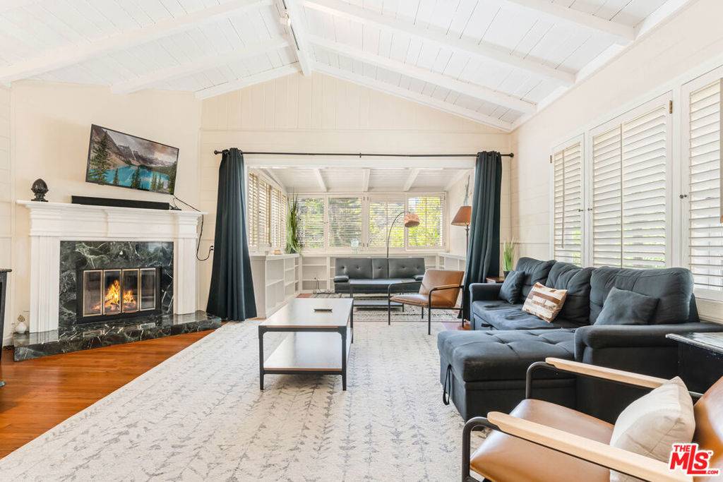 Los Angeles, CA 90077,10306 Seabury LN