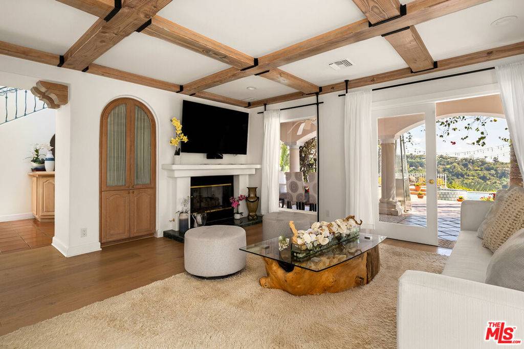 Los Angeles, CA 90077,1100 Stradella RD