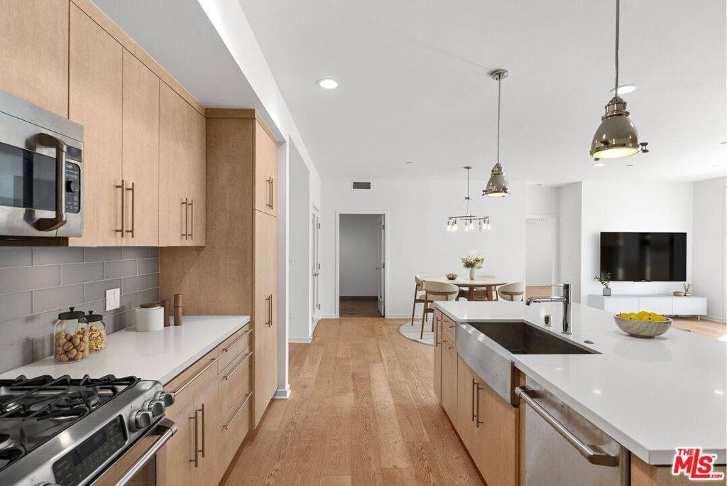 Studio City, CA 91604,4240 Laurel Canyon BLVD #201