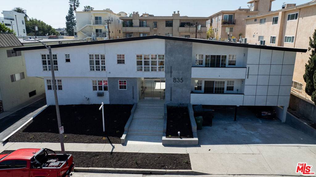 Los Angeles, CA 90035,835 S Sherbourne DR #9