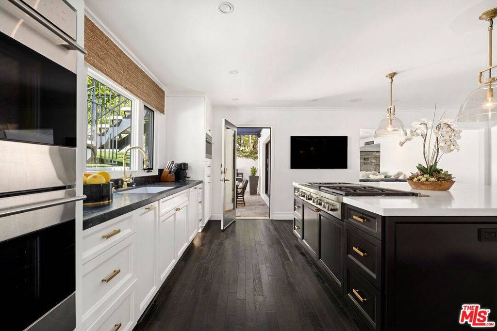 West Hollywood, CA 90069,1472 N Kings RD