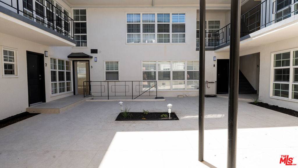 Los Angeles, CA 90035,835 S Sherbourne DR #3