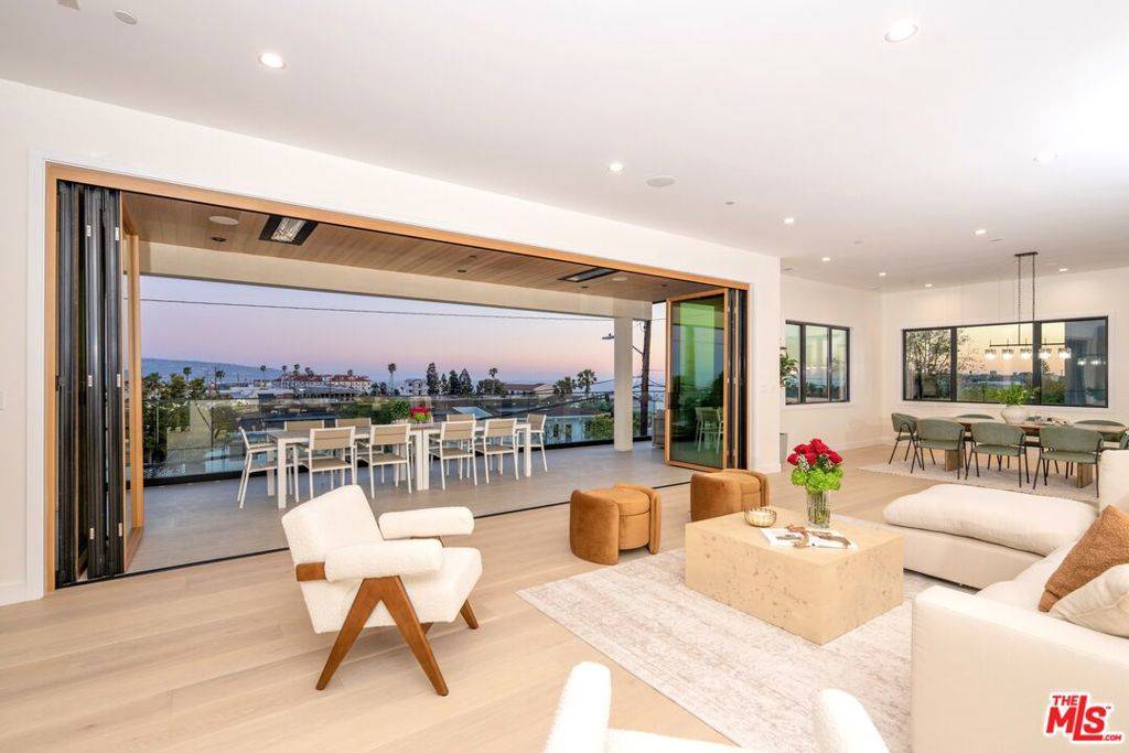Manhattan Beach, CA 90266,461 Chabela DR