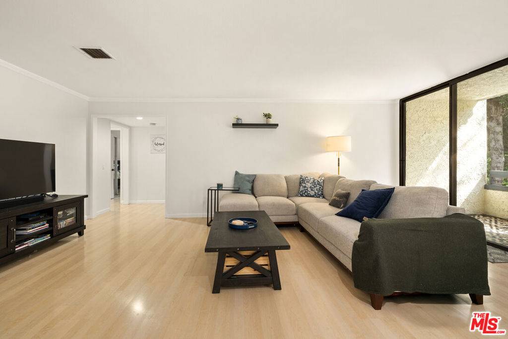 Los Angeles, CA 90042,4049 Via Marisol #217
