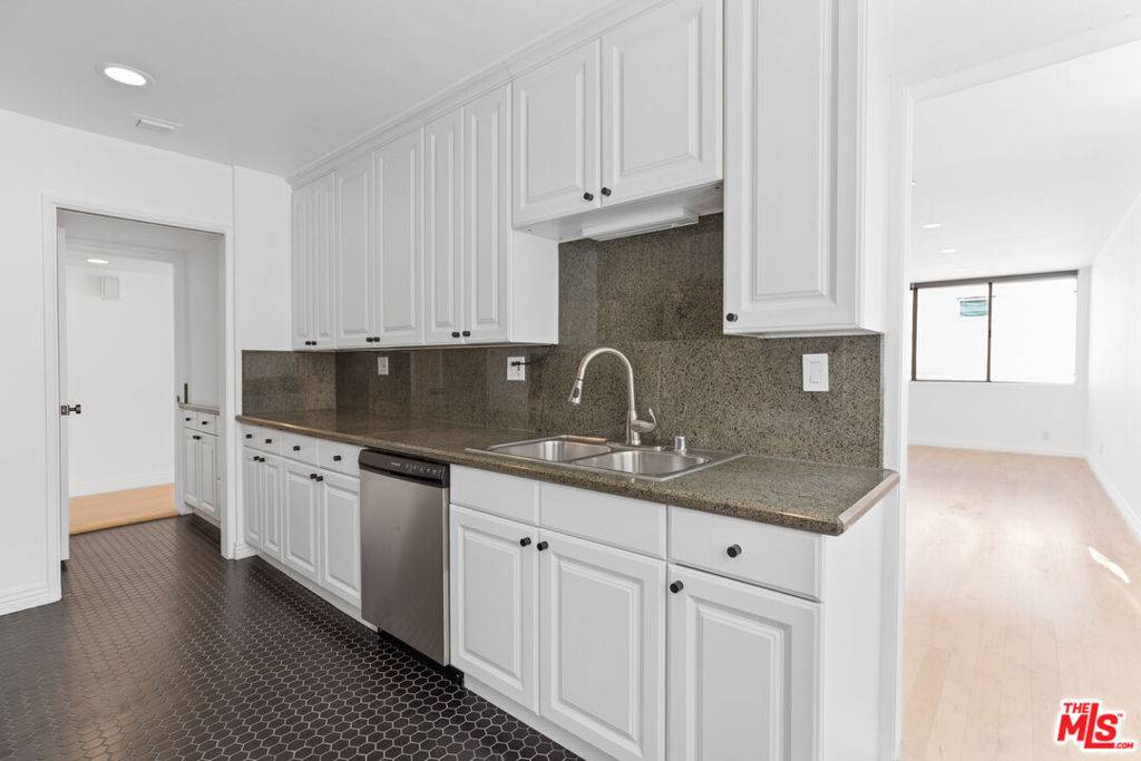 Beverly Hills, CA 90212,440 S Roxbury DR #102