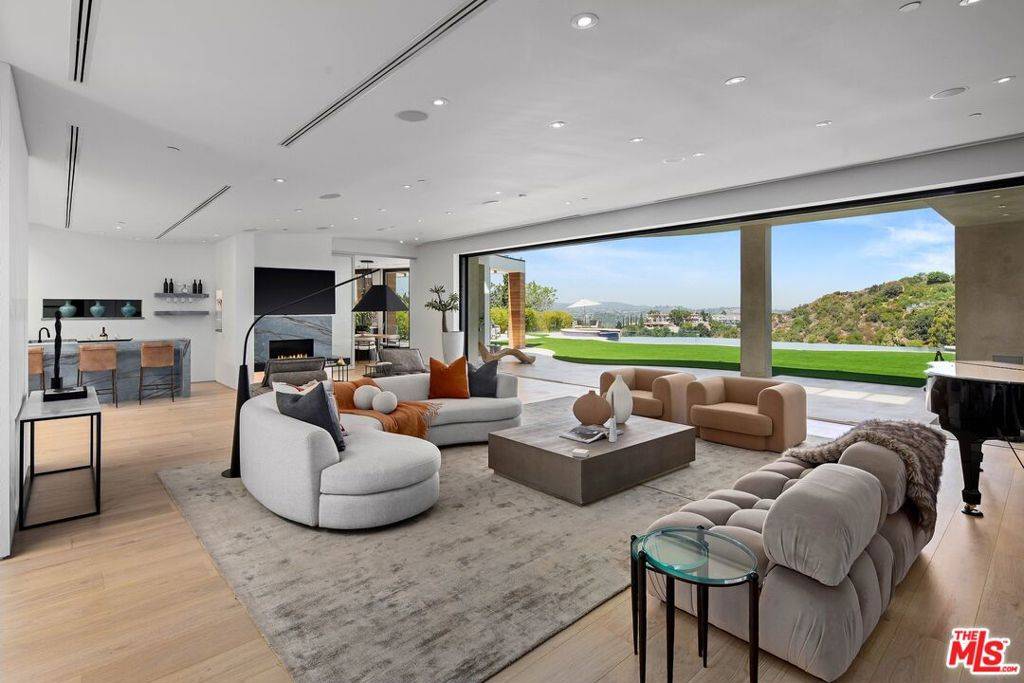 Beverly Hills, CA 90210,455 Castle PL