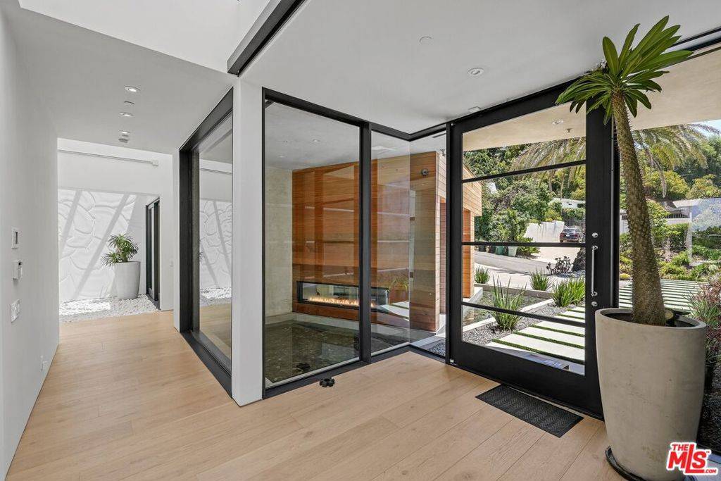 Beverly Hills, CA 90210,455 Castle PL