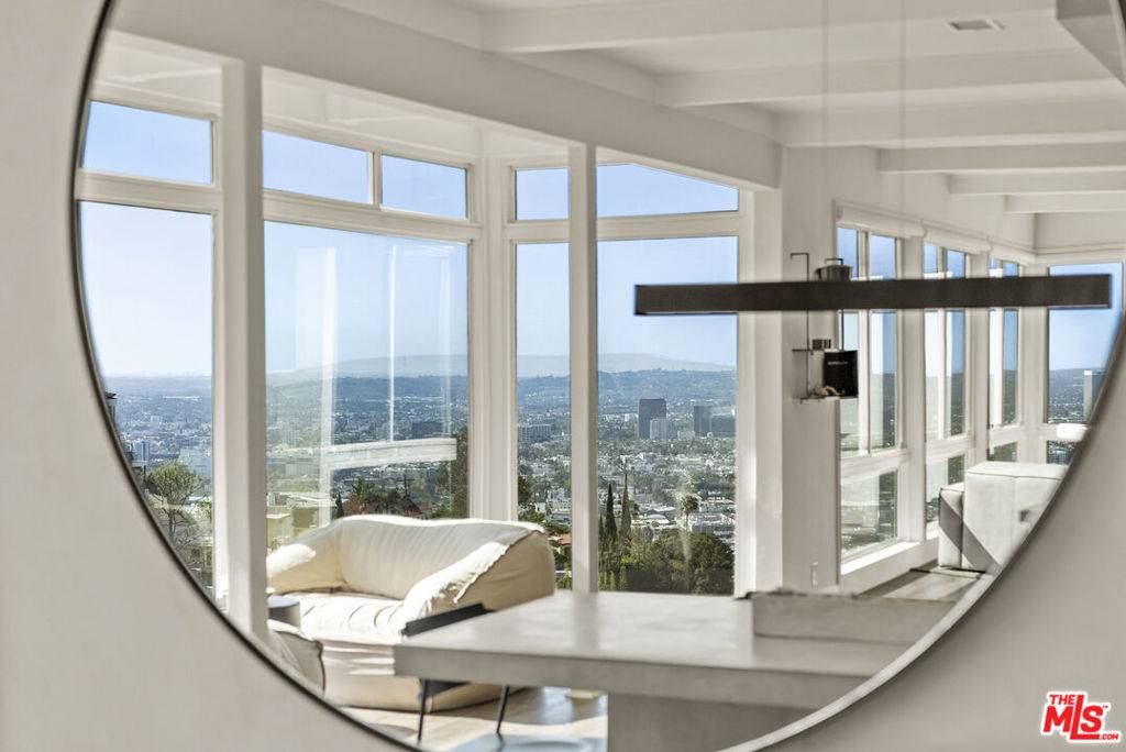 Los Angeles, CA 90069,8460 Franklin AVE