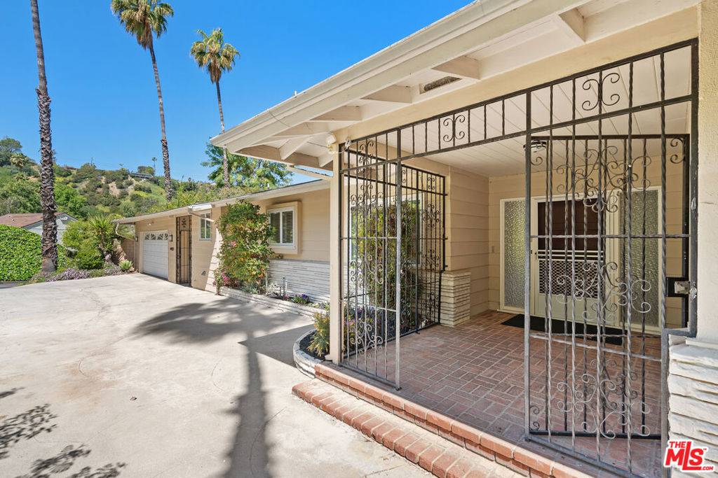 Encino, CA 91316,4450 Coronet DR