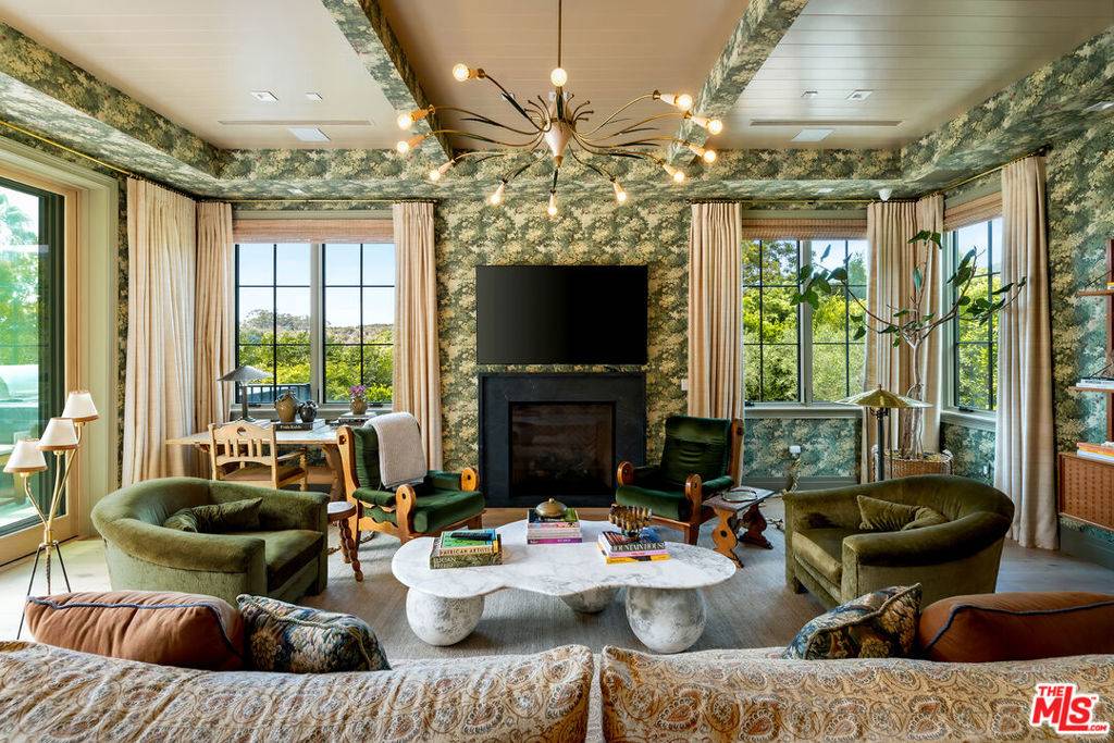 1529 Amalfi DR Pacific Palisades, CA 90272
