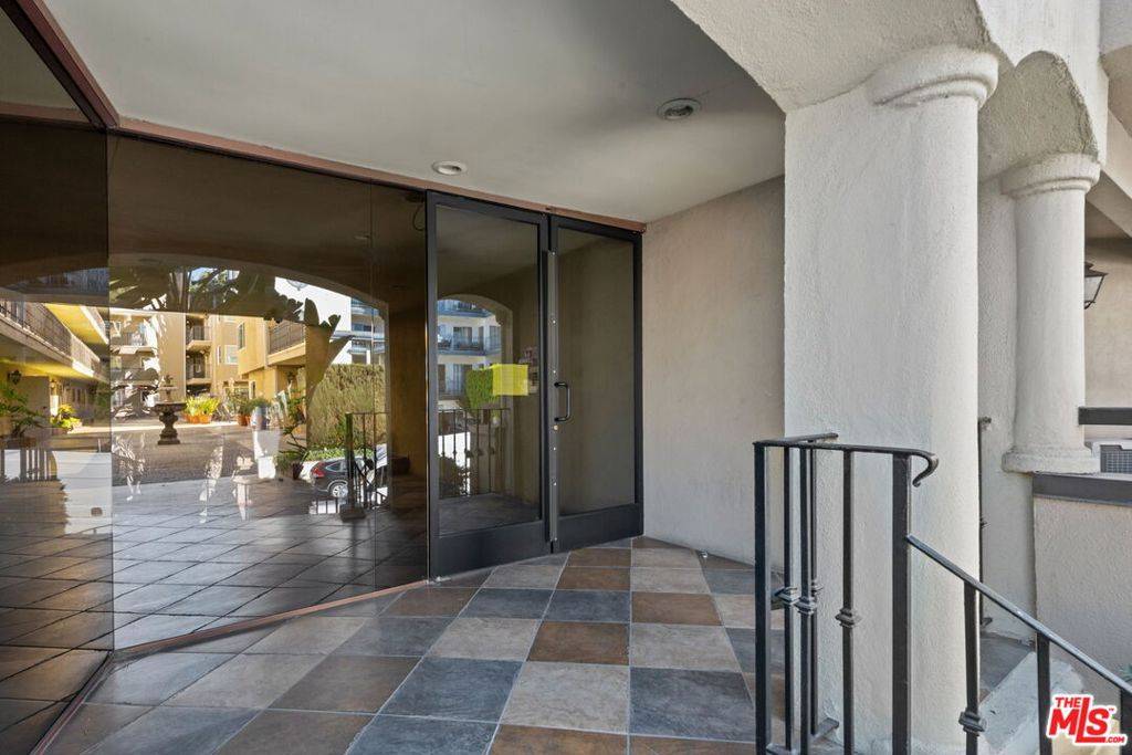 Los Angeles, CA 90049,11646 Chenault ST #2