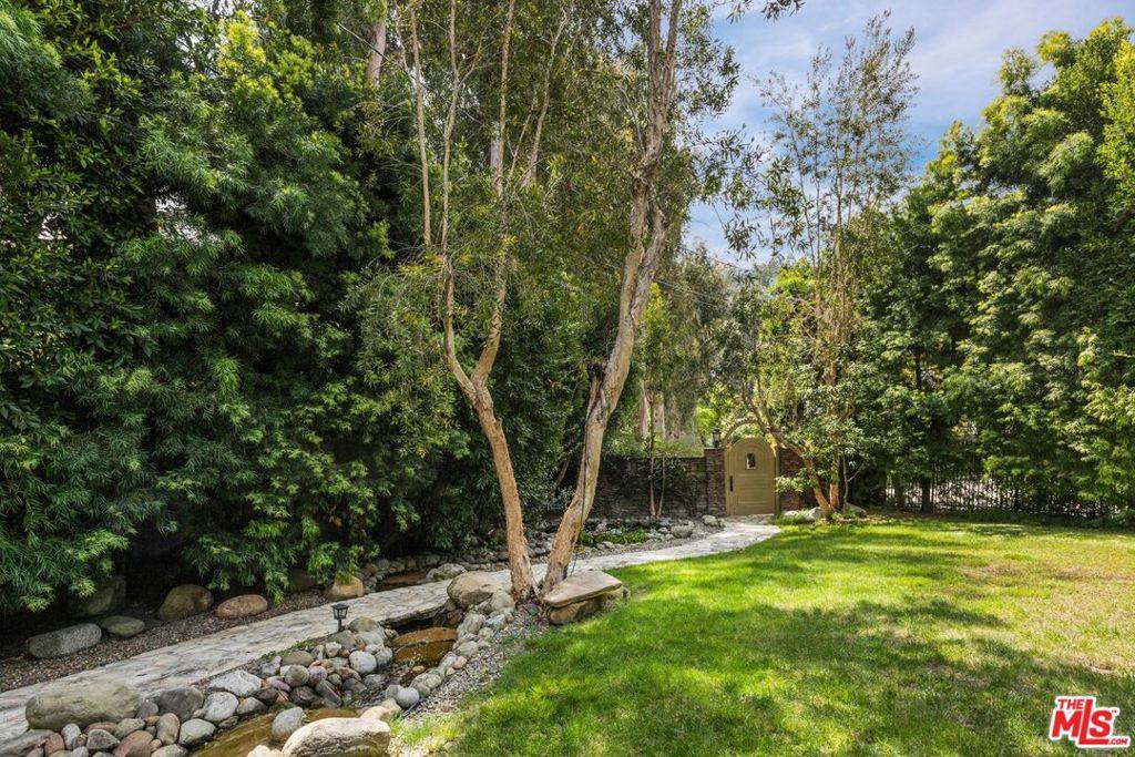 Los Angeles, CA 90049,1004 N Bundy DR
