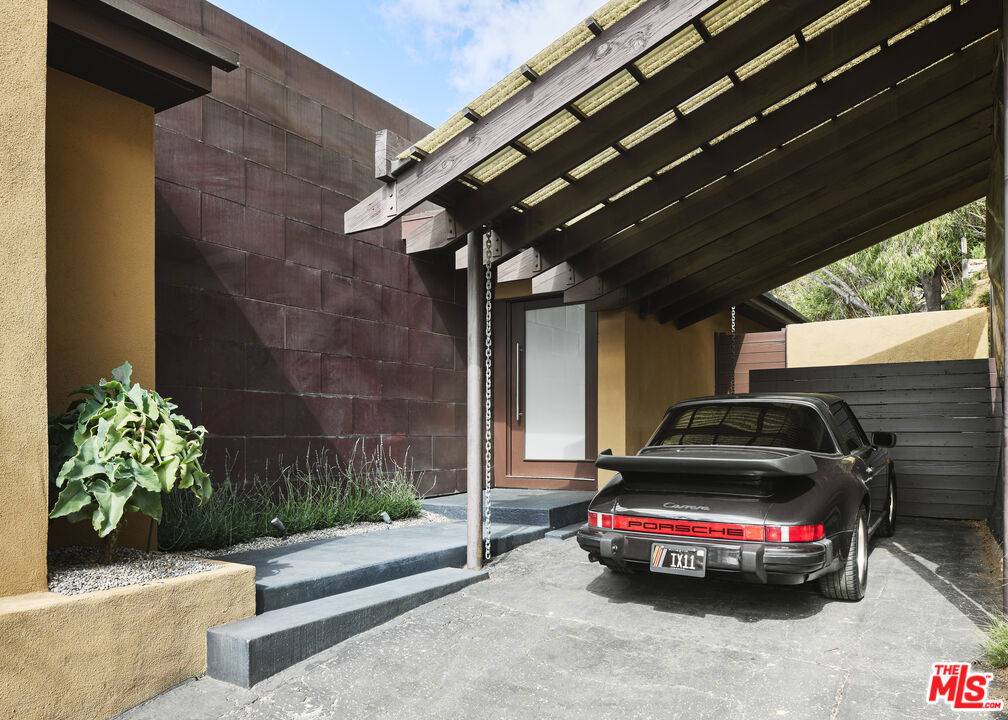 Los Angeles, CA 90046,8715 Skyline DR