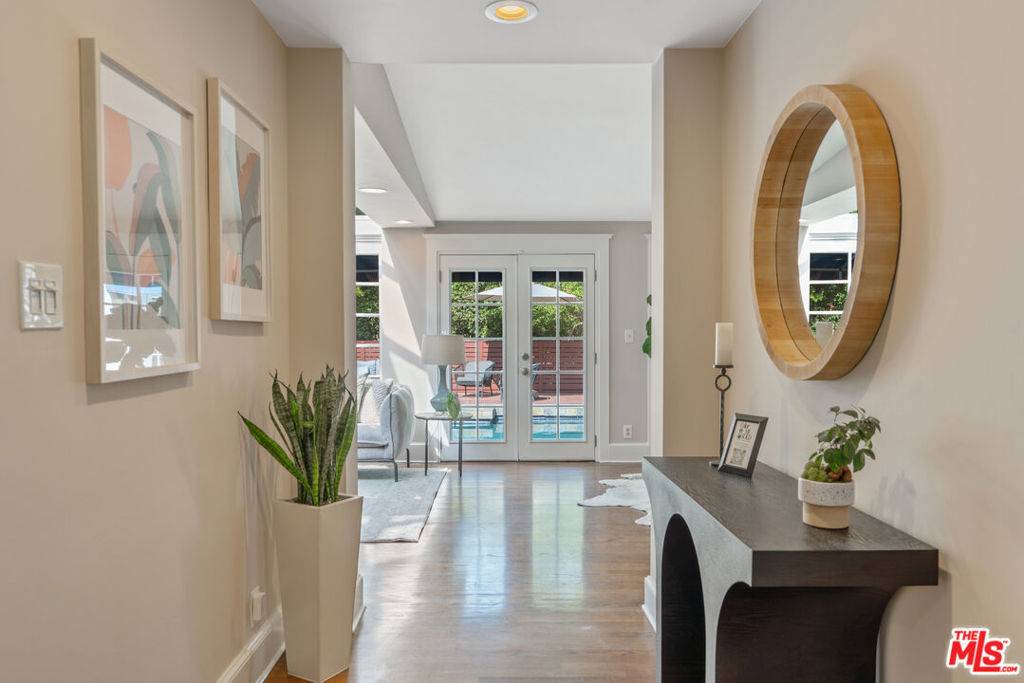 Sherman Oaks, CA 91423,3564 Summerfield DR