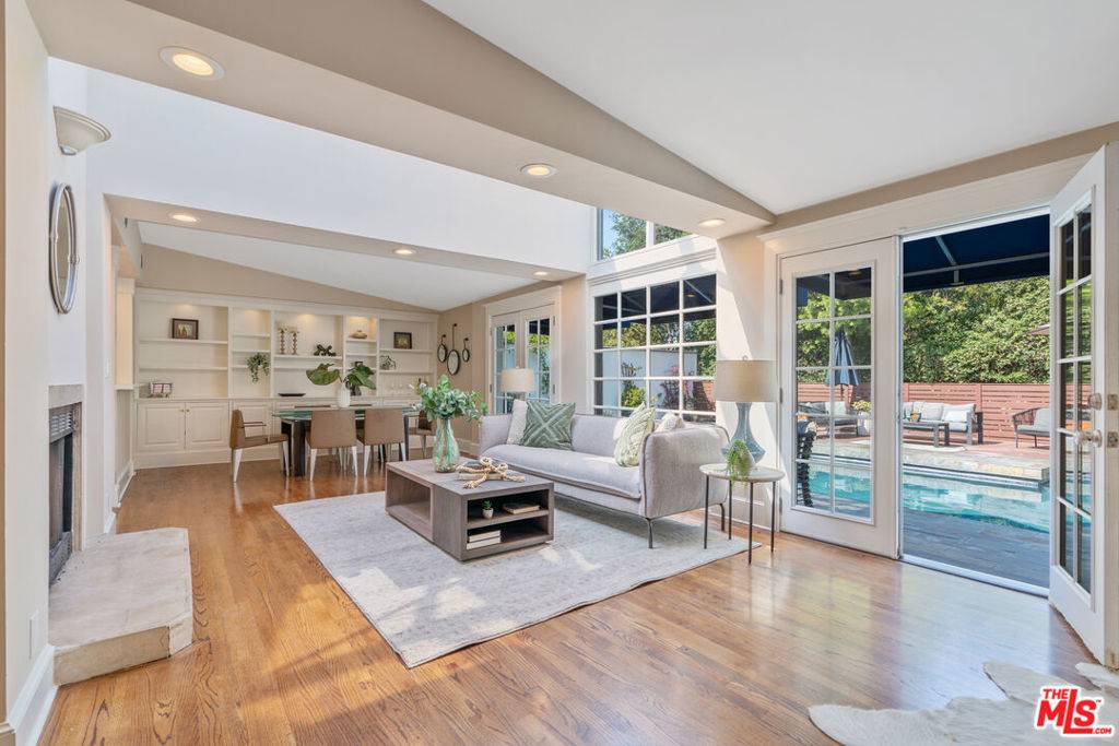 Sherman Oaks, CA 91423,3564 Summerfield DR