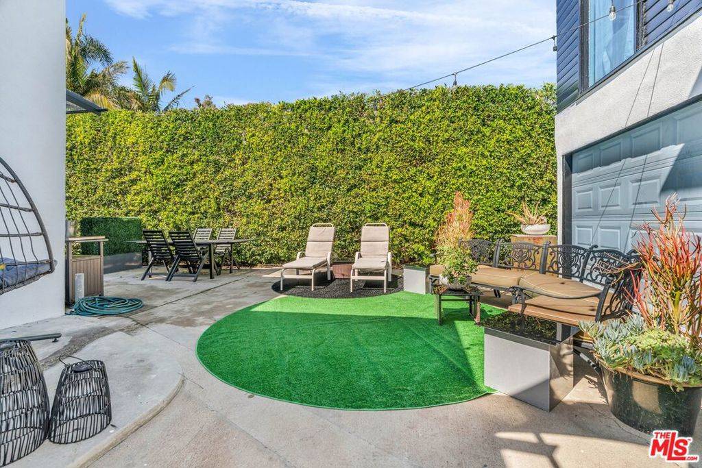 West Hollywood, CA 90048,9011 Rosewood AVE