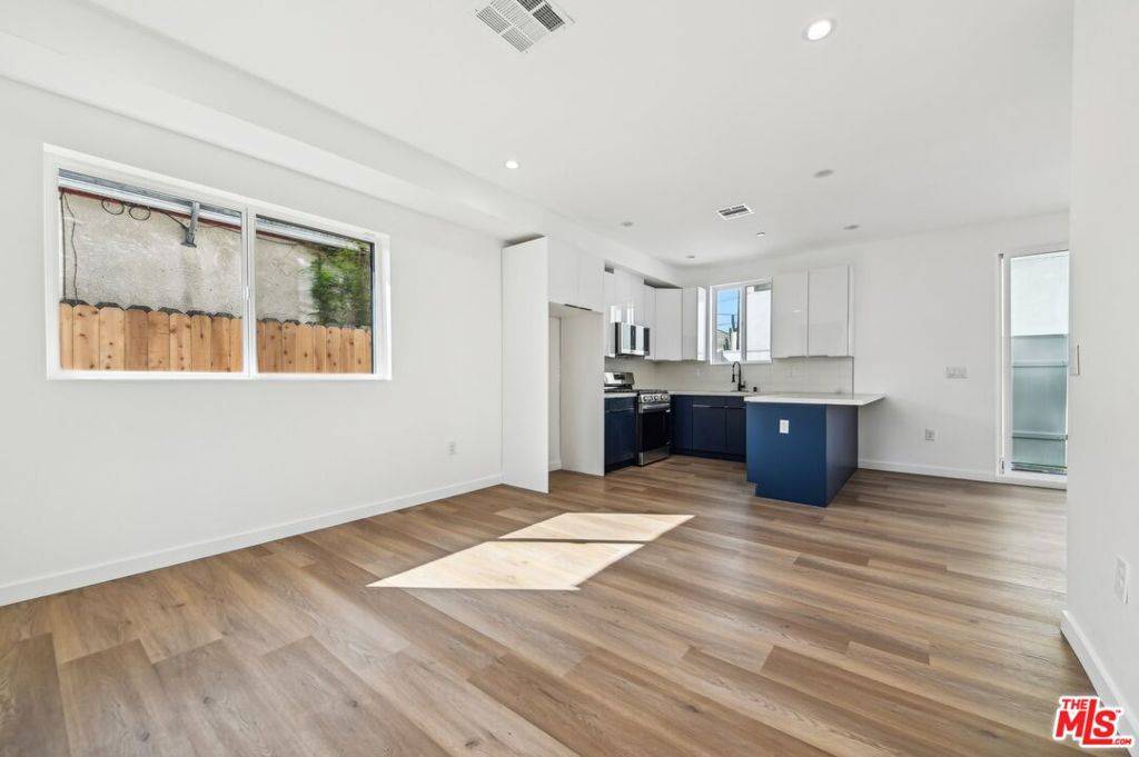 Los Angeles, CA 90016,2921 Burnside AVE #2