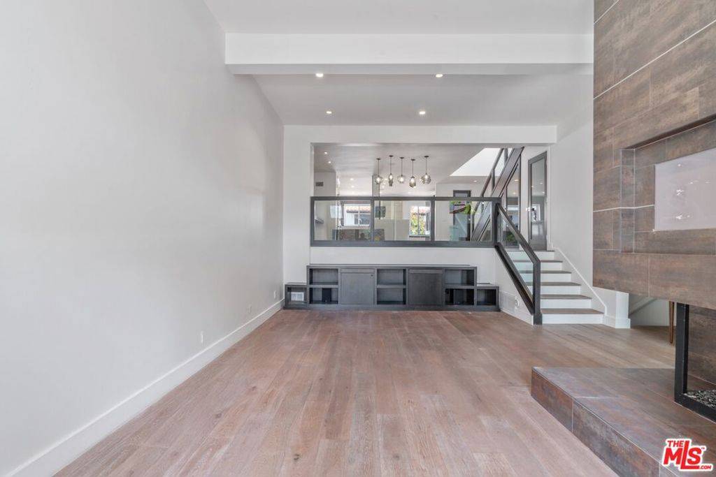 Pacific Palisades, CA 90272,1575 Michael LN