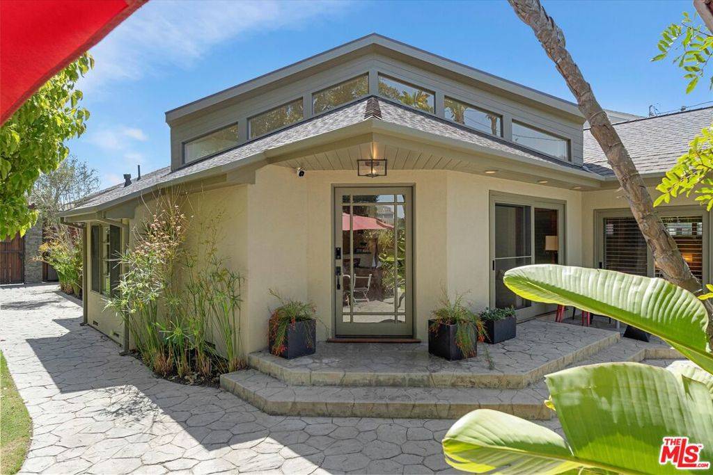 Los Angeles, CA 90066,12301 Stanwood DR