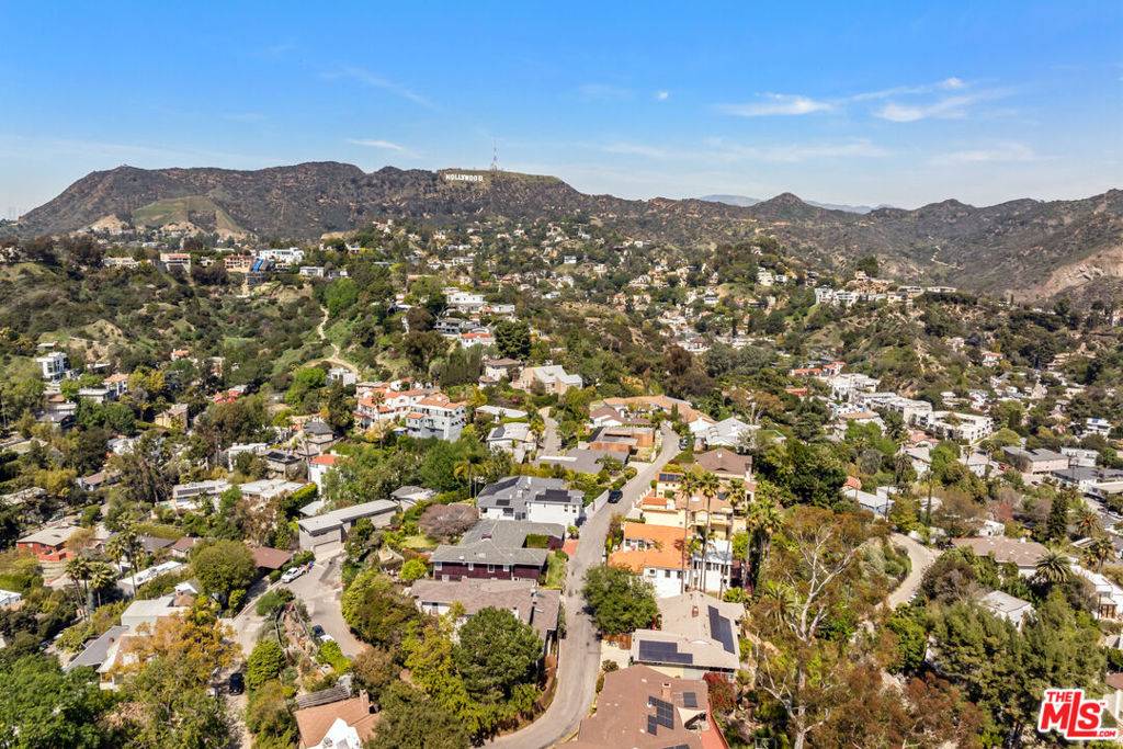 Los Angeles, CA 90068,2421 Creston WAY