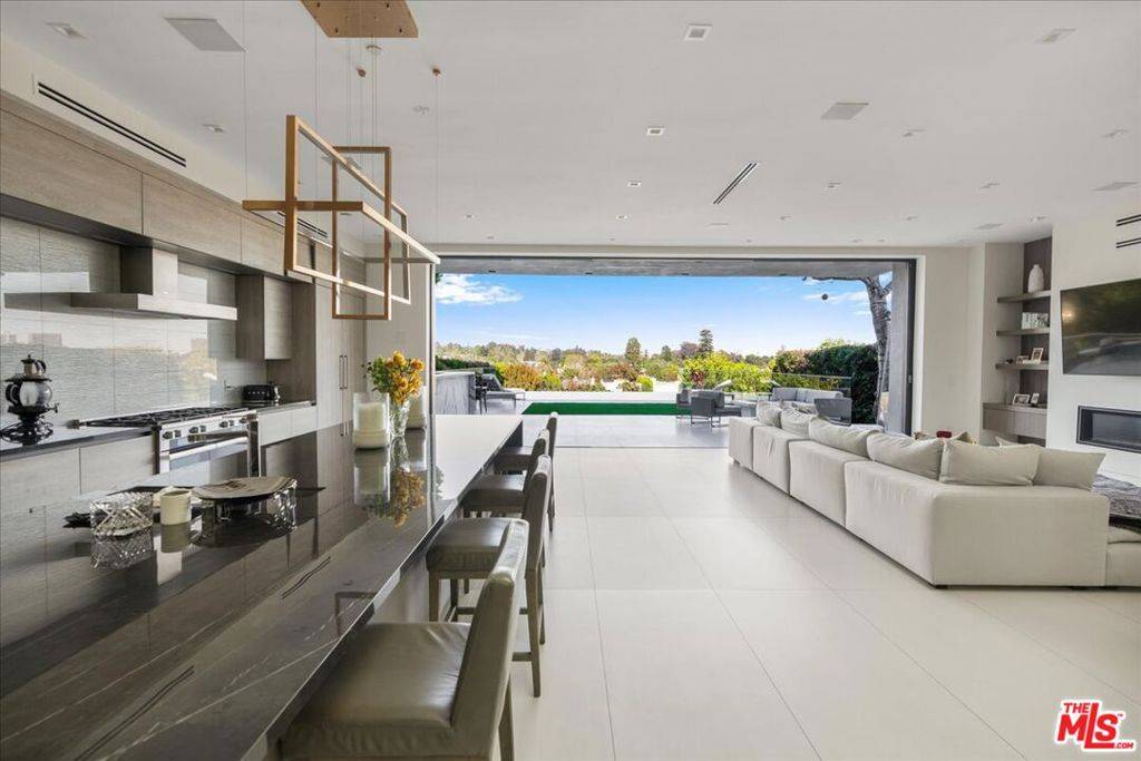 Los Angeles, CA 90049,12311 11th Helena DR