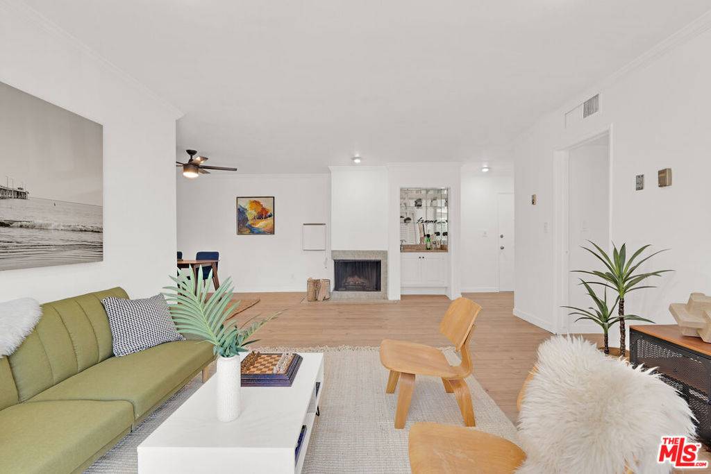 Sherman Oaks, CA 91423,12955 Riverside DR #201