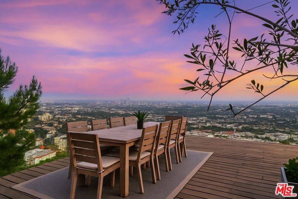 Los Angeles, CA 90069,8404 Franklin AVE