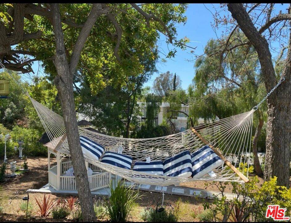 Tarzana, CA 91356,19555 Oxnard ST