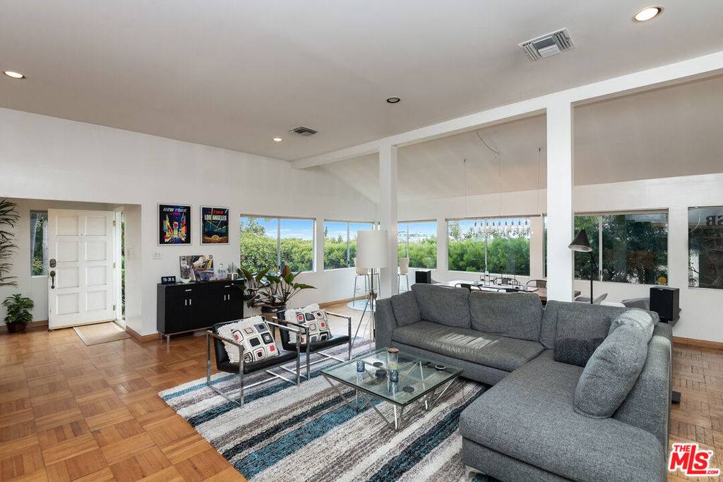 West Hollywood, CA 90069,1211 Hilldale AVE