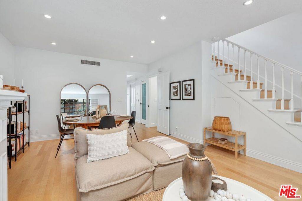 Santa Monica, CA 90402,202 San Vicente BLVD #11