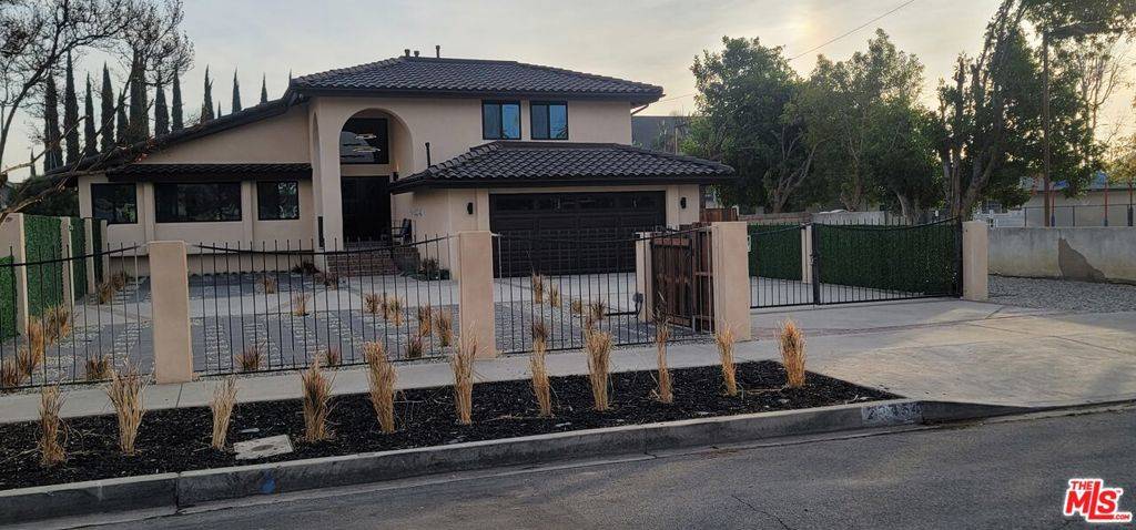 Winnetka, CA 91306,20454 W Strathern ST