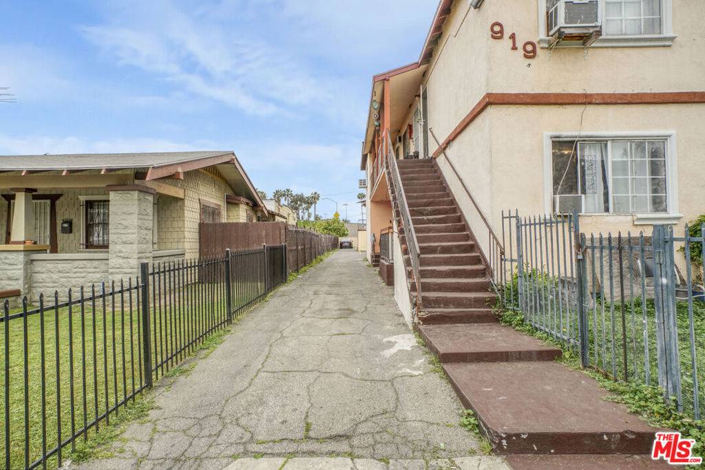 Los Angeles, CA 90029,917 N Ardmore AVE