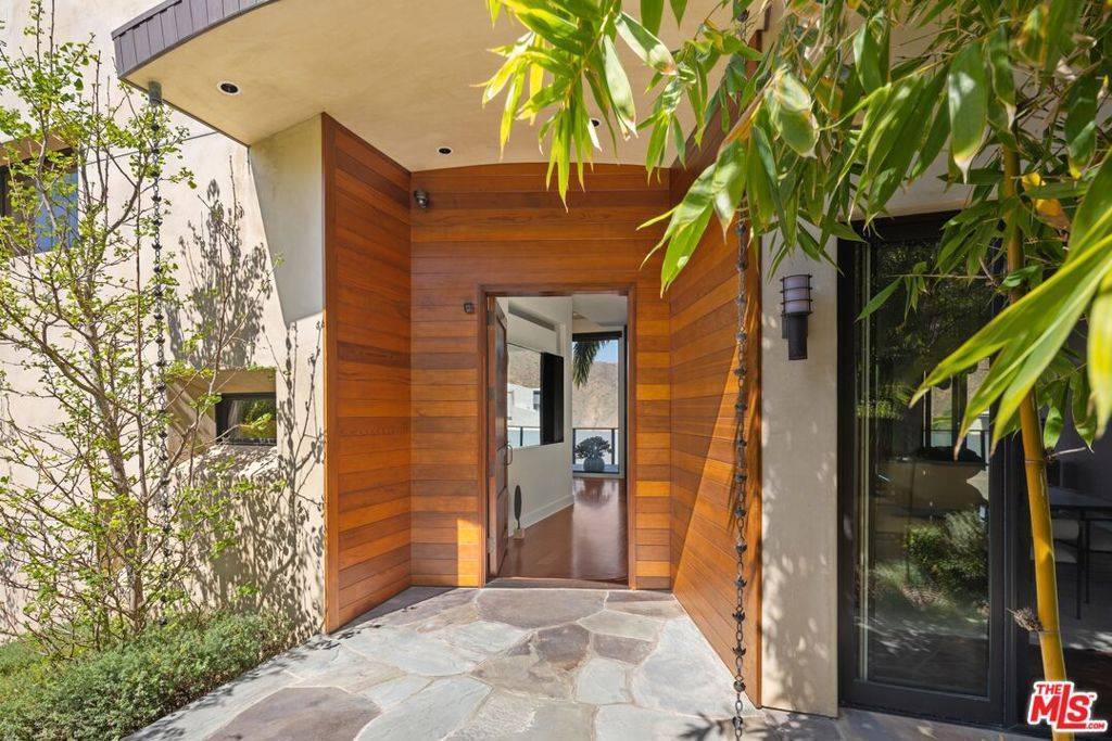 Pacific Palisades, CA 90272,1535 Umeo RD