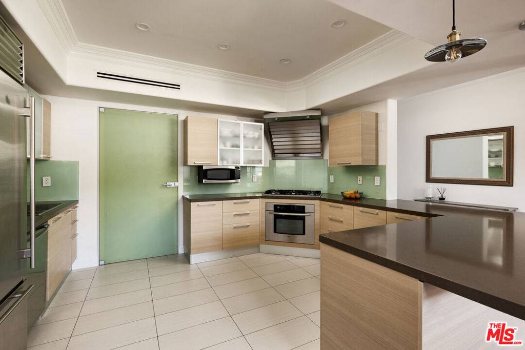 West Hollywood, CA 90046,8121 Norton AVE #303