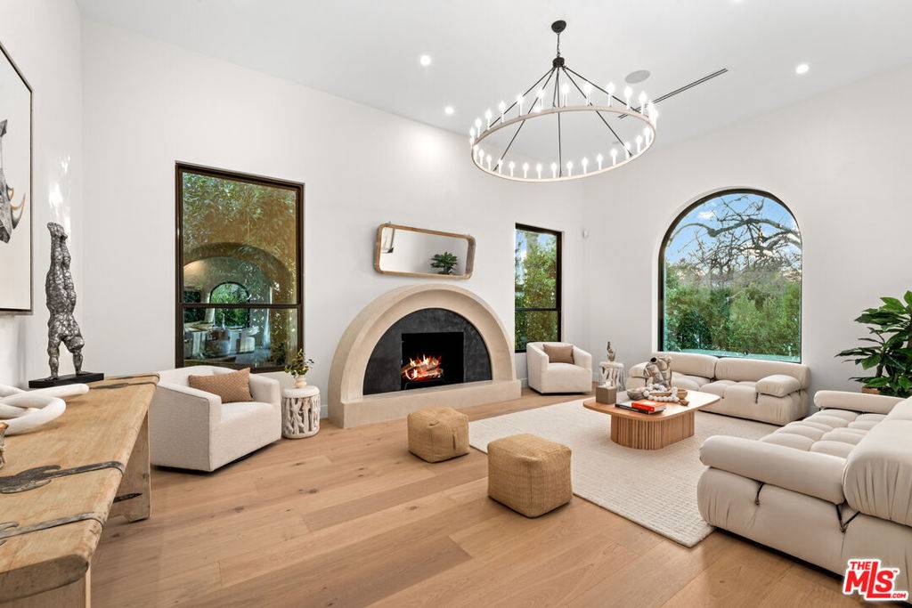 Los Angeles, CA 90048,100 S La Jolla AVE