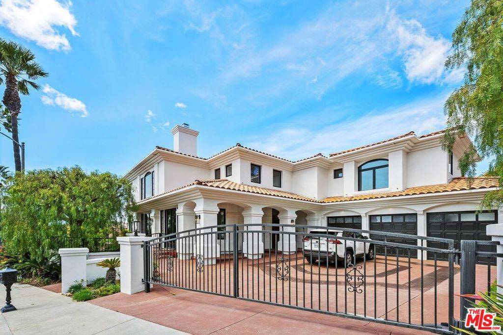 Pacific Palisades, CA 90272,1834 Chastain