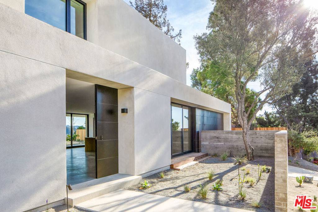 Los Angeles, CA 90077,1448 STRADELLA RD
