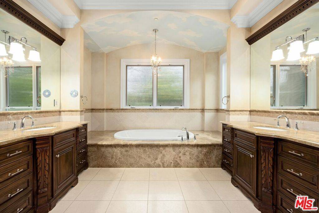 23334 Ostronic DR Woodland Hills, CA 91367