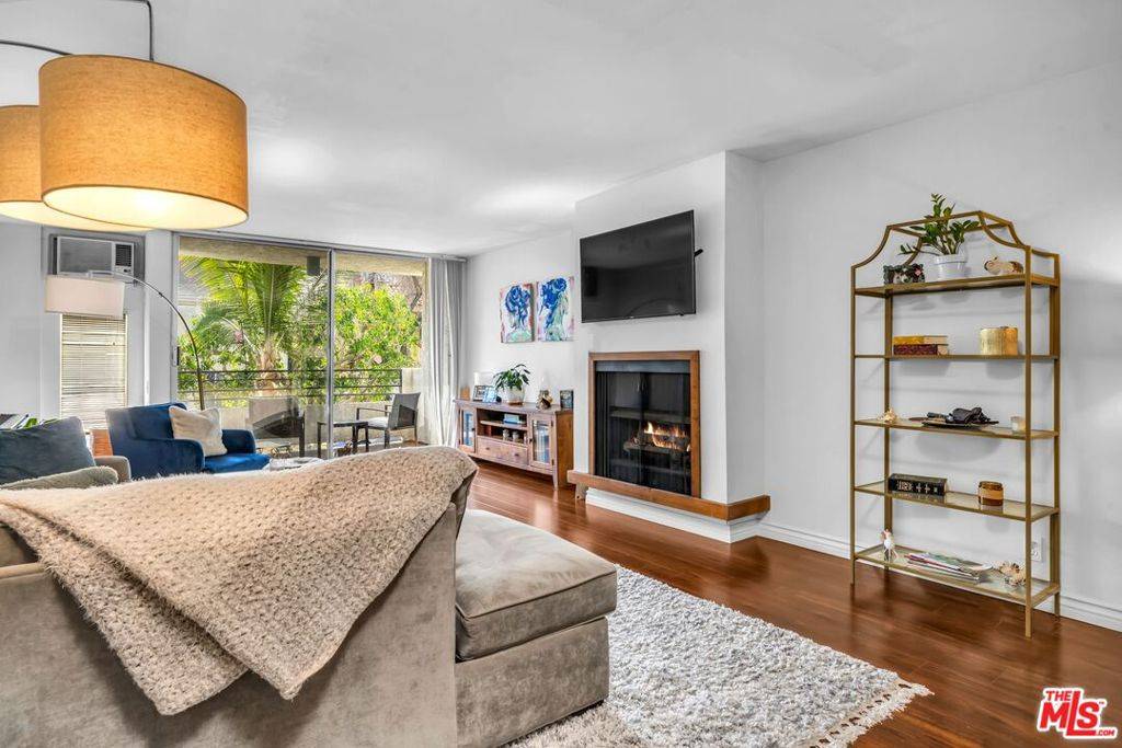 Los Angeles, CA 90048,6151 Orange ST #119