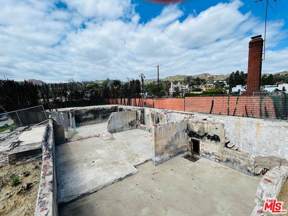 Pacific Palisades, CA 90272,16105 Northfield ST